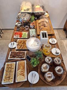 波罗斯Evita's Resort的一张桌子,上面放着许多不同类型的食物