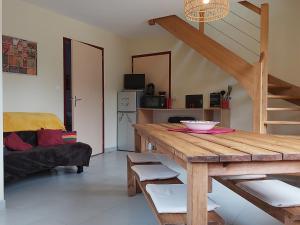 Ménil-Hubert-sur-OrneLa Valette的客厅设有木桌和楼梯。