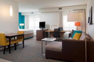 奥兰多奥兰多海洋世界万豪原住客栈的酒店客房设有一张沙发和一张床