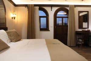 克鲁亚Kruja Albergo Diffuso , Inside Kruja Castle的卧室配有床、桌子和窗户。