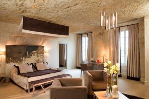 罗什科尔邦豪特斯洛克斯酒店的一间卧室设有一张床和一间客厅。
