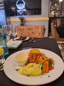 波罗瓜尼Sasavona Boutique Hotel的桌上一盘带肉和蔬菜的食物