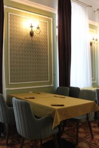巴库Hotel 1883的一间带桌椅和窗户的用餐室