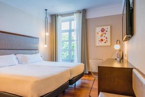 圣地亚哥－德孔波斯特拉孔波斯特拉酒店的酒店客房设有床和窗户。