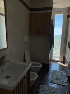 都拉斯viki sea view apartment的一间带水槽和卫生间的浴室以及窗户。