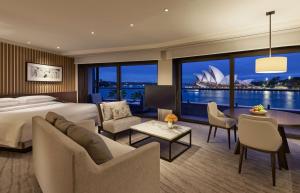 悉尼悉尼柏悦酒店的酒店客房带一张床,能欣赏悉尼歌剧院景色。