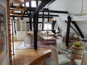 博帕德Penthouse im historischen Fachwerkhaus mit grosser Dachterrasse an zentralster Lage的客厅配有沙发和桌子