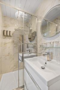 普里茅斯The Drake Hotel Plymouth的白色的浴室设有水槽和淋浴。