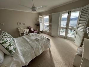 开普敦Regatta View - Simon's Town的卧室设有白色床,享有海景