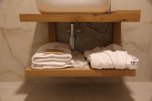克鲁亚Kruja Albergo Diffuso , Inside Kruja Castle的浴室内带毛巾和水槽的架子