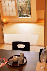 大阪harper house传统日式旅馆的厨房配有带杯子的桌子和窗户