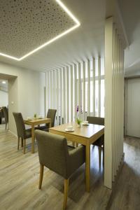 维亚纳堡Rua Grande Hotel的一间带2张桌子和椅子的用餐室