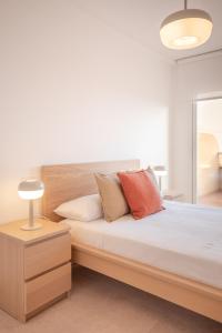 阿桂拉斯Casa Mediterránea的一间卧室配有一张带枕头的大型木制床。
