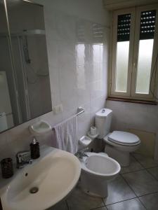 马尔扎梅米The Sail Apartment - Marzamemi的白色的浴室设有水槽和卫生间。