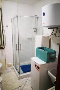 马尔扎梅米The Sail Apartment - Marzamemi的带淋浴、卫生间和盥洗盆的浴室