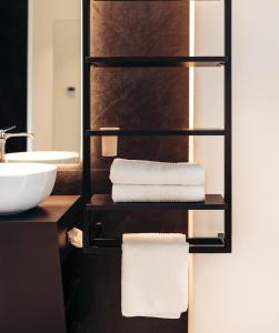 卡尔达罗Villa Weingarten的浴室设有毛巾架和水槽
