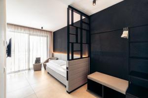 卡尔达罗Villa Weingarten的一间卧室设有一张床和黑色的墙壁