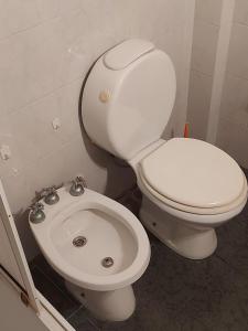 内科切阿GRAN MAR 2 AMBIENTES的浴室配有白色卫生间和盥洗盆。