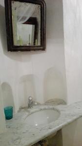 锡耶纳B&B La Fontanina的一间带大理石水槽和镜子的浴室