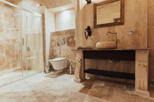 乌奇希萨尔Harem Suites Cappadocia的一间带水槽和淋浴的浴室