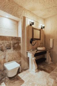 乌奇希萨尔Harem Suites Cappadocia的一间带卫生间和水槽的浴室