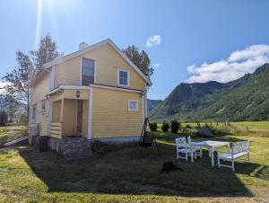 SandSommarhus i Lofoten的房屋前方设有桌椅