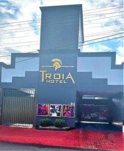 伊瓜苏Troia Motel的大楼一侧的托拉汽车旅馆标志