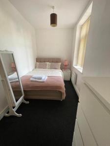 2 bedroom apartment in Kidderminster (The place to be)客房内的一张或多张床位