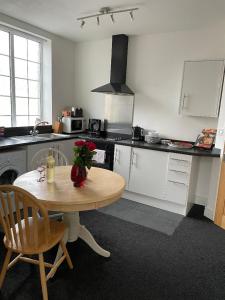 2 bedroom apartment in Kidderminster (The place to be)的厨房或小厨房