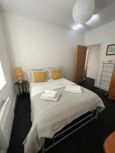 2 bedroom apartment in Kidderminster (The place to be)客房内的一张或多张床位