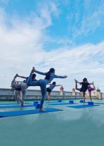 涛岛Ko Tao Resort Paradise Zone - SHA Plus的一群人在桥上做瑜伽