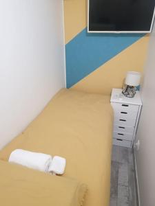 奥尔日河畔布雷蒂尼L'art et Deco RerC-n104-A6-A10的一间卧室配有一张床和一个带电视的梳妆台。