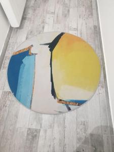奥尔日河畔布雷蒂尼L'art et Deco RerC-n104-A6-A10的房间里的地板上有一个色彩缤纷的地毯
