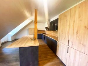 拜罗伊特Colmdorf Ferienhaus的厨房配有木制橱柜和台面