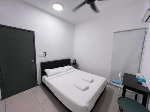 大山脚METROPOL SERVICED APARTMENT at Bukit Mertajam, Pulau Pinang的一间小卧室,配有白色的床和一张书桌