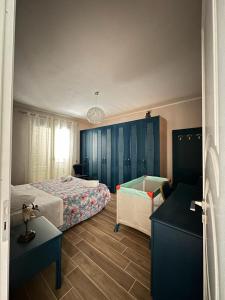 切法卢Villa Valentina的一间卧室配有一张床和一个浴缸