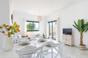 阿尔豪林格朗德Casa Saar Luxury Alhaurin Golf的白色的用餐室配有桌椅
