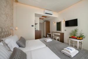 耶奥伊乌波利斯Vantaris Luxury Beach Resort的卧室配有白色床和毛巾