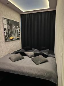 门登Lans Apartments SPA Menden Sauerland的卧室内的一张大床,配有黑色窗帘