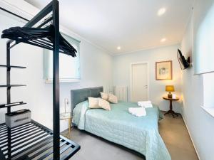巴勒莫Dimora San Gregorio Luxury Rooms的一间卧室配有一张床和一张双层床。