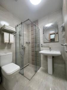 Surčinhome in superior如家的带淋浴、卫生间和盥洗盆的浴室
