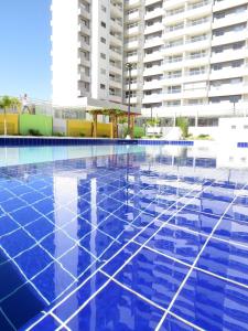 卡达斯诺瓦斯Recanto do Bosque Apartamentos para Temporada的一座大楼前空的游泳池