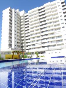 卡达斯诺瓦斯Recanto do Bosque Apartamentos para Temporada的带有游泳池的奥米尼姆建筑 ⁇ 染