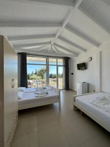 德尔米Essos Villas的海景客房 - 带两张床