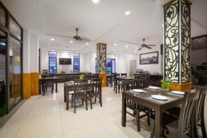 会安Viet Long Hoian Beach Hotel - STAY 24H的餐厅内带桌椅的用餐室