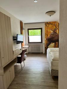 雷希Jagdhaus Rech - Ahr的酒店客房配有书桌和床。
