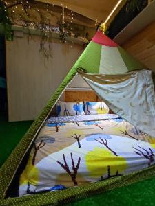 高雄棚棚屋室內帳篷民宿Inn的吊床上的一张床位,配有帐篷