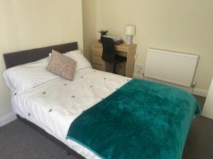 利物浦Marks Place的一间卧室配有一张带绿毯的床
