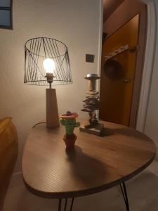 巴斯洛内特UBAYE.MEXICO的一张桌子,上面有台灯和其他物品
