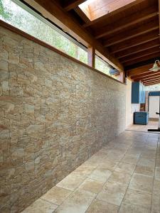 切法卢Villa Valentina的石墙、木制天花板和天井